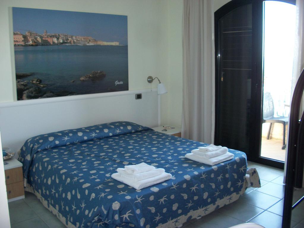 Hotel Tirreno Formia Zimmer foto